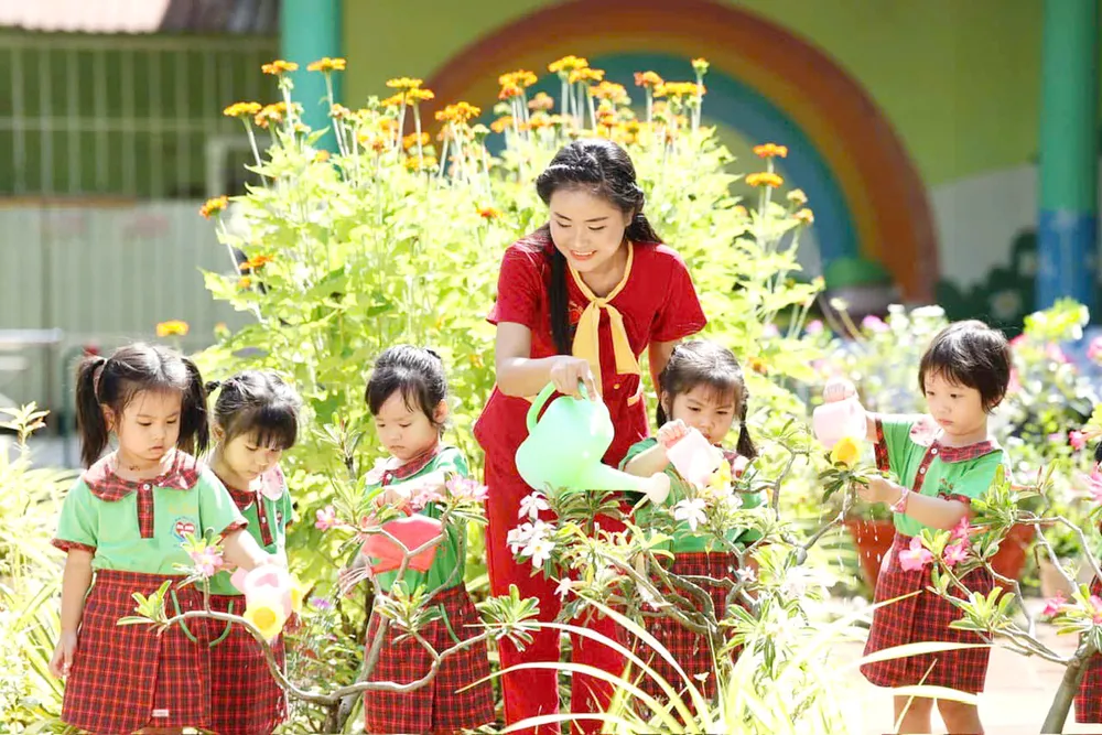 Cô trò Trường Mầm non Võ Thị Sáu (phường Dĩ An, TPHCM). ẢNH: THU TÂM