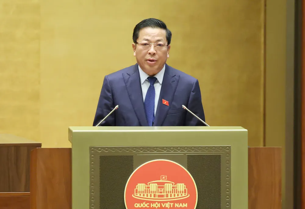 Bộ trưởng Trần Hồng Minh trình Quốc hội tờ trình của Chính phủ về chủ trương đầu tư Dự án đầu tư xây dựng đường Vành đai 5 - Vùng Thủ đô Hà Nội. Ảnh: QUANG PHÚC