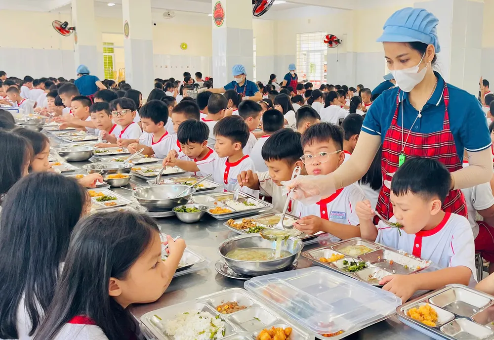 Bữa ăn bán trú của học sinh Trường Tiểu học Quang Trung, phường Tam Thắng, TPHCM. Ảnh KHÁNH CHI