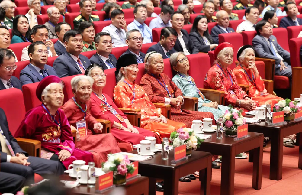 Các Mẹ Việt Nam Anh hùng tại hội nghị tri ân người có công với cách mạng toàn quốc năm 2026. Ảnh: QUANG PHÚC