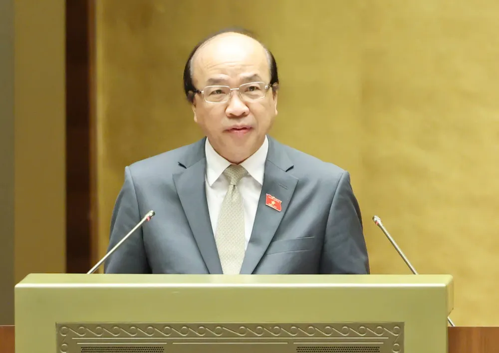 Chủ nhiệm Ủy ban Pháp luật và Tư pháp của Quốc hội Phan Chí Hiếu trình bày báo cáo thẩm tra, sáng 20-8. Ảnh QUANG PHÚC.jpg