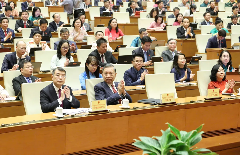 Tổng Bí thư, Chủ tịch nước Tô Lâm và Thủ tướng Lê Minh Hưng cùng các đại biểu Quốc hội tán thành thông qua các luật, nghị quyết, chiều 24-8. Ảnh: QUANG PHÚC