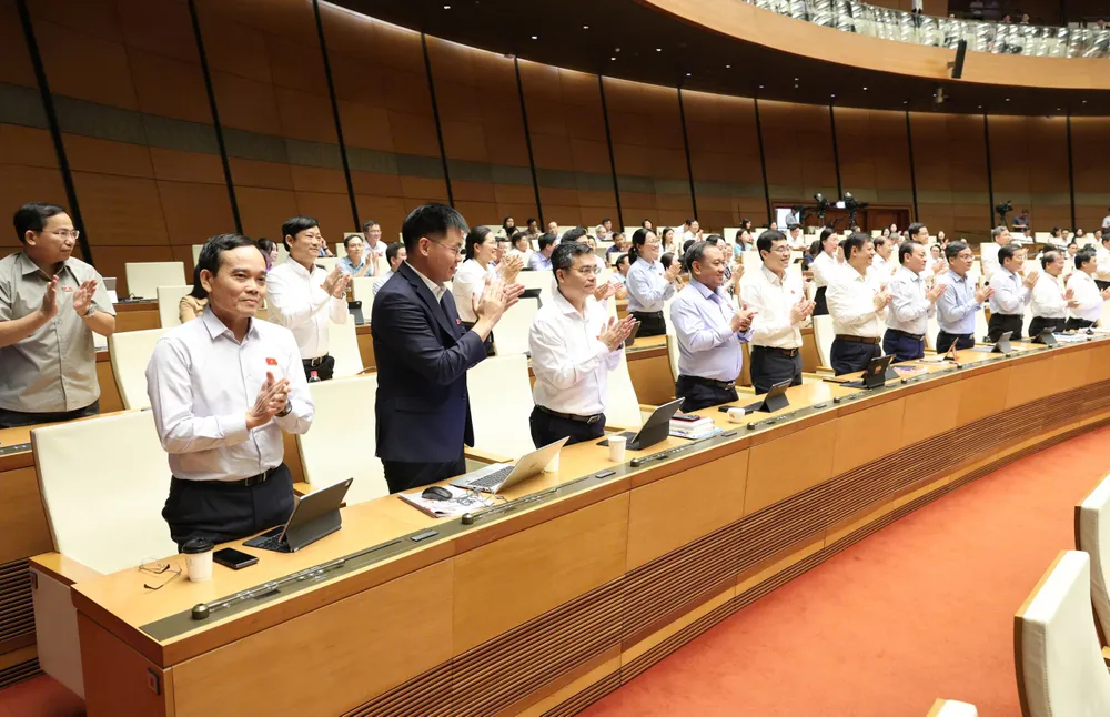 Các đại biểu đoàn TPHCM cảm ơn Quốc hội đã biểu quyết thông qua dự thảo Luật Phát triển đô thị, sáng 24-8. Ảnh: QUANG PHÚC