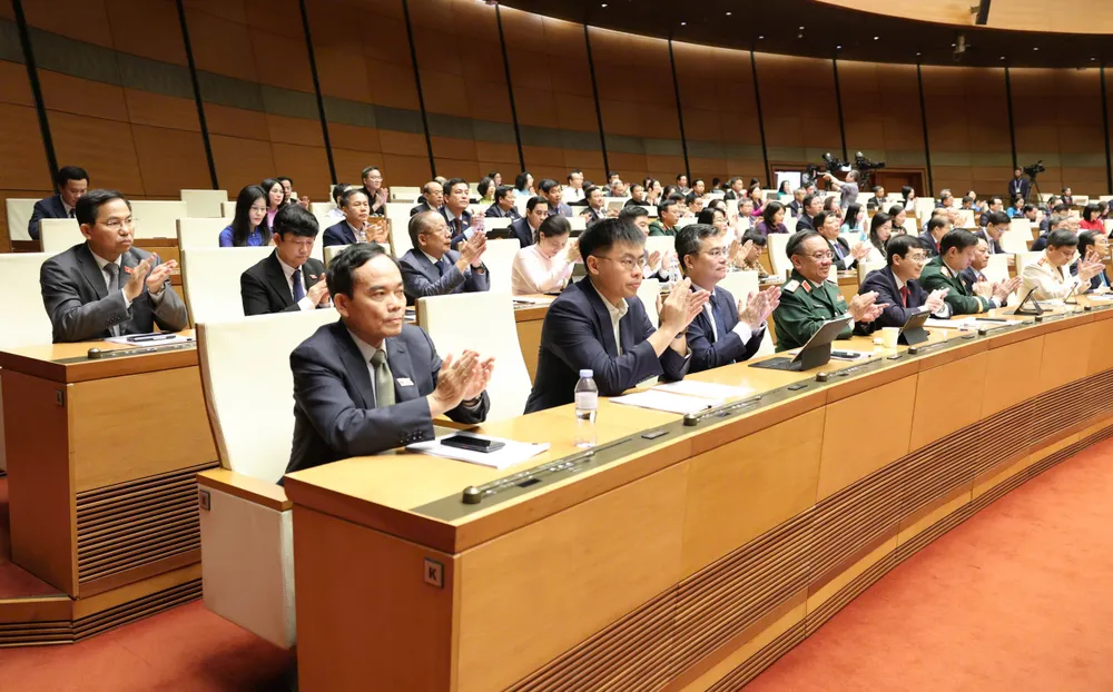 Bí thư Thành ủy TPHCM Trần Lưu Quang và các đại biểu tán thành Quốc hội thông qua các luật, nghị quyết, chiều 24-8. Ảnh QUANG PHÚC.jpg