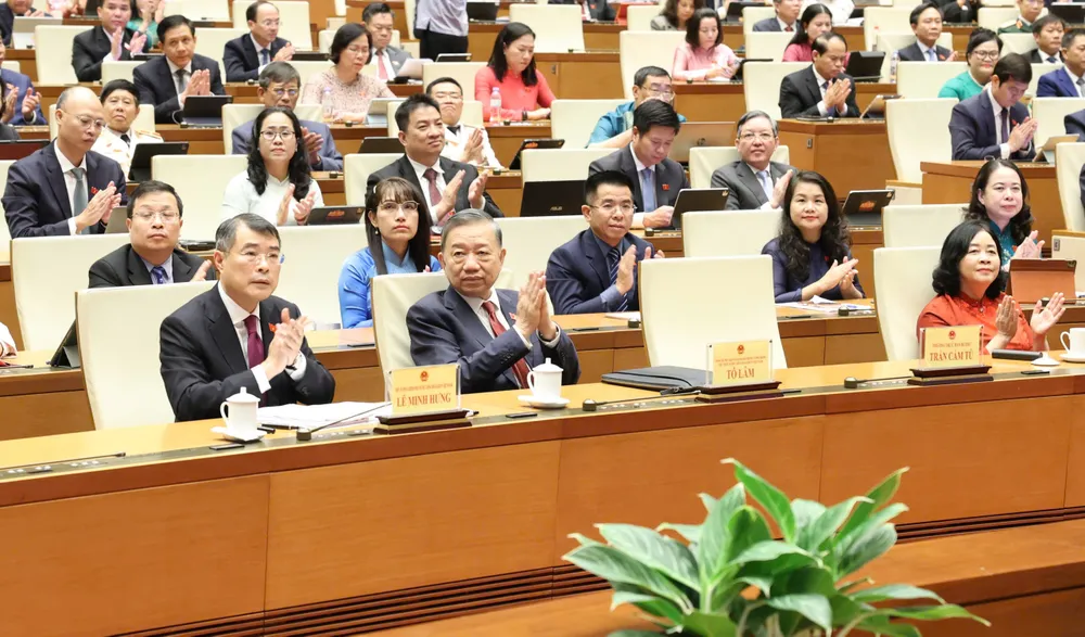 Tổng Bí thư, Chủ tịch nước Tô Lâm và Thủ tướng Lê Minh Hưng cùng các đại biểu tán thành Quốc hội thông qua các luật, nghị quyết, chiều 24-8. Ảnh QUANG PHÚC