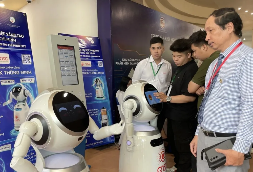 Robot AI và ki ốt thông minh của Trung tâm Hỗ trợ và tư vấn chuyển đổi số TPHCM. Ảnh: KIM THANH
