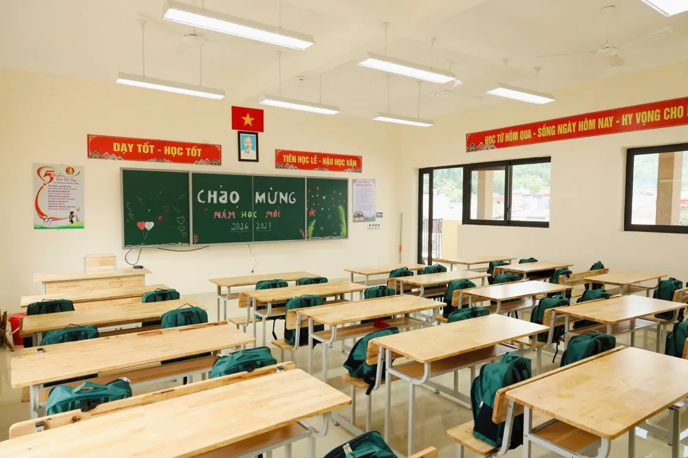 Các phòng học được bố trí bàn ghế, thiết bị và các điều kiện cần thiết, sẵn sàng phục vụ hoạt động dạy và học trong năm học 2026-2027.jpg