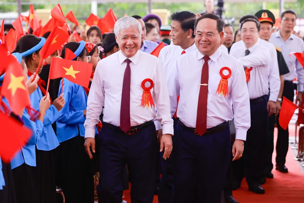 Phó Chủ tịch thường trực Quốc hội Đỗ Văn Chiến và các đại biểu dự lễ khai giảng năm học 2026-2027 tại Trường phổ thông nội trú tiểu học và THCS Bình Liêu, tỉnh Quảng Ninh, sáng 5-9. Ảnh VIẾT CHUNG.jpg