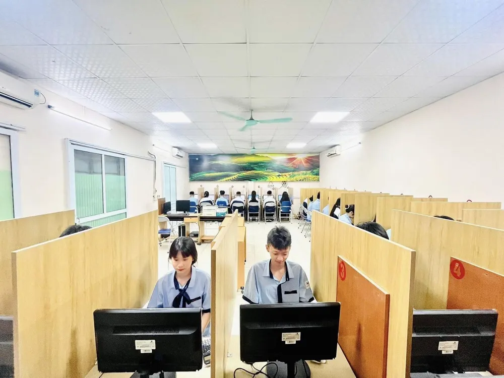 Đây là kỳ PISA lần đầu tiên Việt Nam chuyển từ làm bài trên giấy sang làm bài trên máy tính. Ảnh: MOET