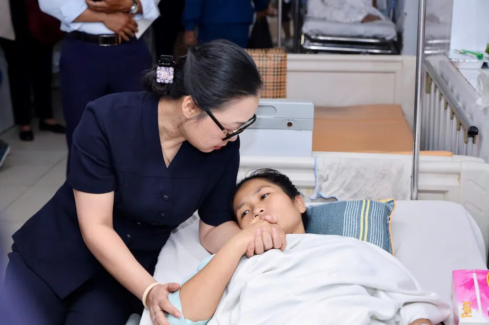 Thứ trưởng Bộ GD-ĐT Nguyễn Thị Quyên Thanh thăm hỏi, động viên cô giáo Hoàng Thị Hiền. Ảnh: TRẦN MẠNH