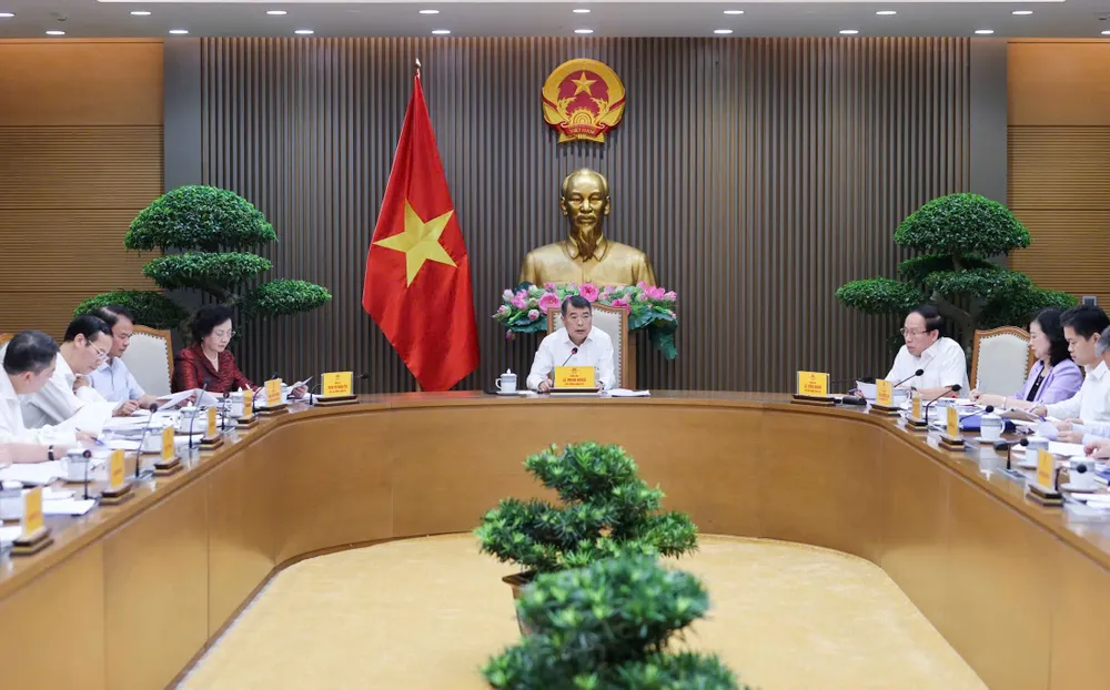 Thủ tướng Lê Minh Hưng làm việc với lãnh đạo Bộ Y tế và các bộ về dự thảo sửa đổi, bổ sung một số điều của luật trong lĩnh vực y tế, chiều 8-9. Ảnh VIẾT CHUNG.jpg