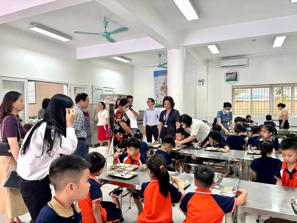 Sở GD-ĐT Hà Nội kiểm tra bữa ăn bán trú tại Trường Tiểu học Ngọc Lâm ngày 9-9-2026. Ảnh: Hồng Hạnh