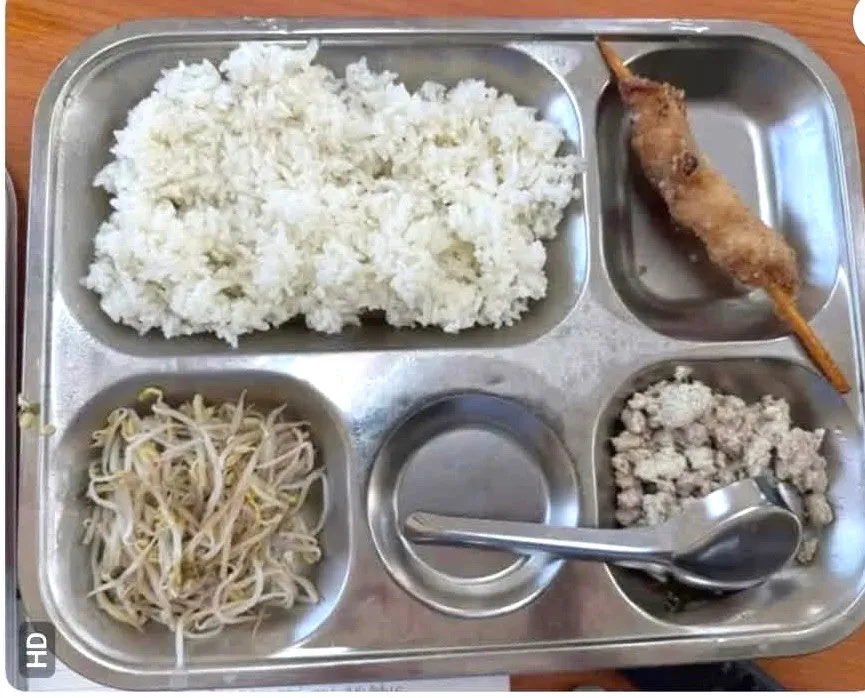 Hình ảnh bữa ăn của học sinh Trường Tiểu học Trung Giã do phụ huynh phản ánh..jpg
