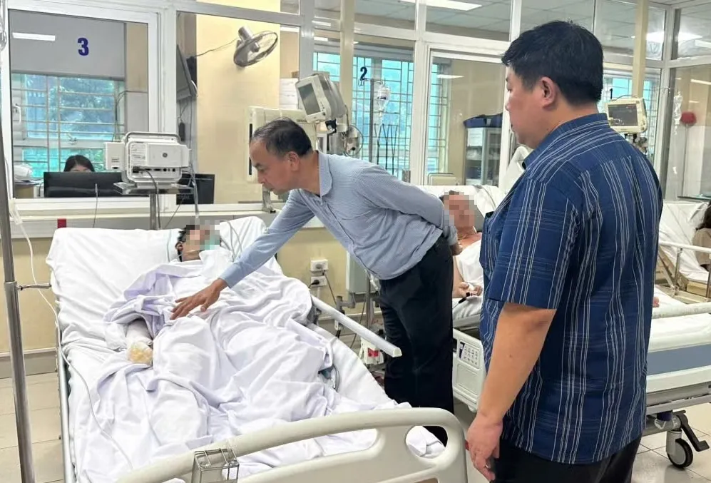 Lãnh đạo phường Tây Hồ thăm hỏi các nạn nhân bị thương trong vụ cháy. Ảnh: PHƯỜNG TÂY HỒ