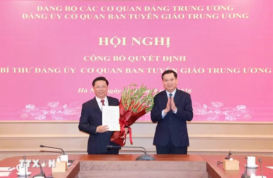 Đồng chí Nguyễn Long Hải, Ủy viên Trung ương Đảng, Phó bí thư Thường trực Đảng ủy các cơ quan Đảng Trung ương trao Quyết định cho đồng chí Trần Thanh Lâm..jpg
