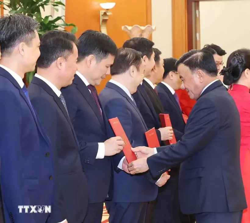 Thường trực Ban Bí thư Trần Cẩm Tú trao Quyết định của Bộ Chính trị, Ban Bí thư về công tác cán bộ - Ảnh TTXVN.png