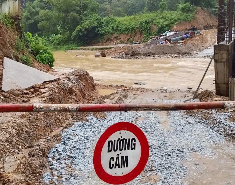 Mưa lớn gây ngập, sạt lở, chia cắt nhiều bản làng ở Nghệ An. Ảnh Đức Hải.jpg