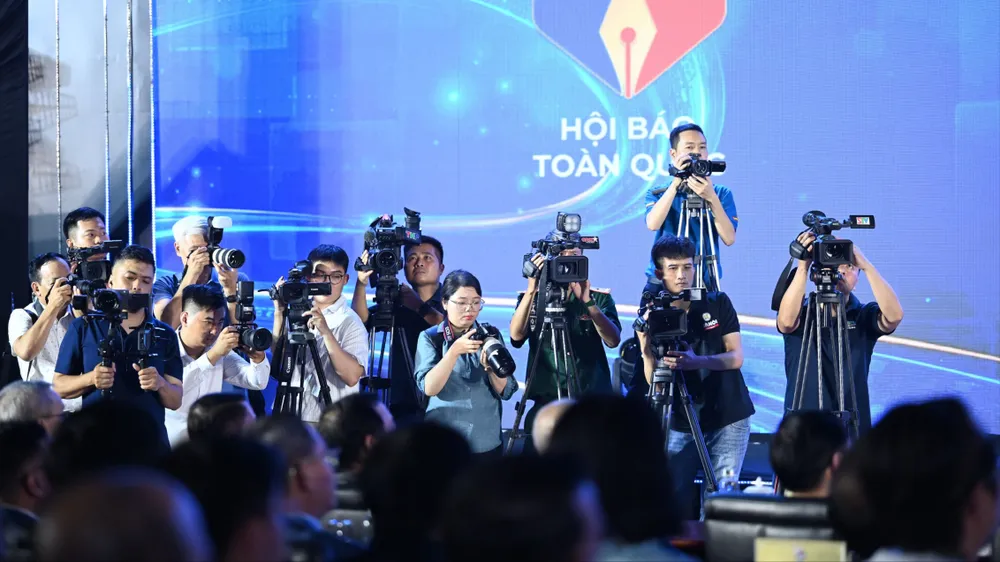Nhà báo, phóng viên tác nghiệp tại Hội Báo toàn quốc 2026, tại TP Hải Phòng. Ảnh: ĐỖ TRUNG