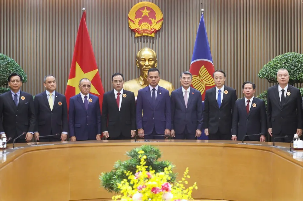 Thủ tướng Lê Minh Hưng tiếp Trưởng đoàn các nước ASEAN và Ban Thư ký ASEAN, chiều 30-9. Ảnh: VIẾT CHUNG