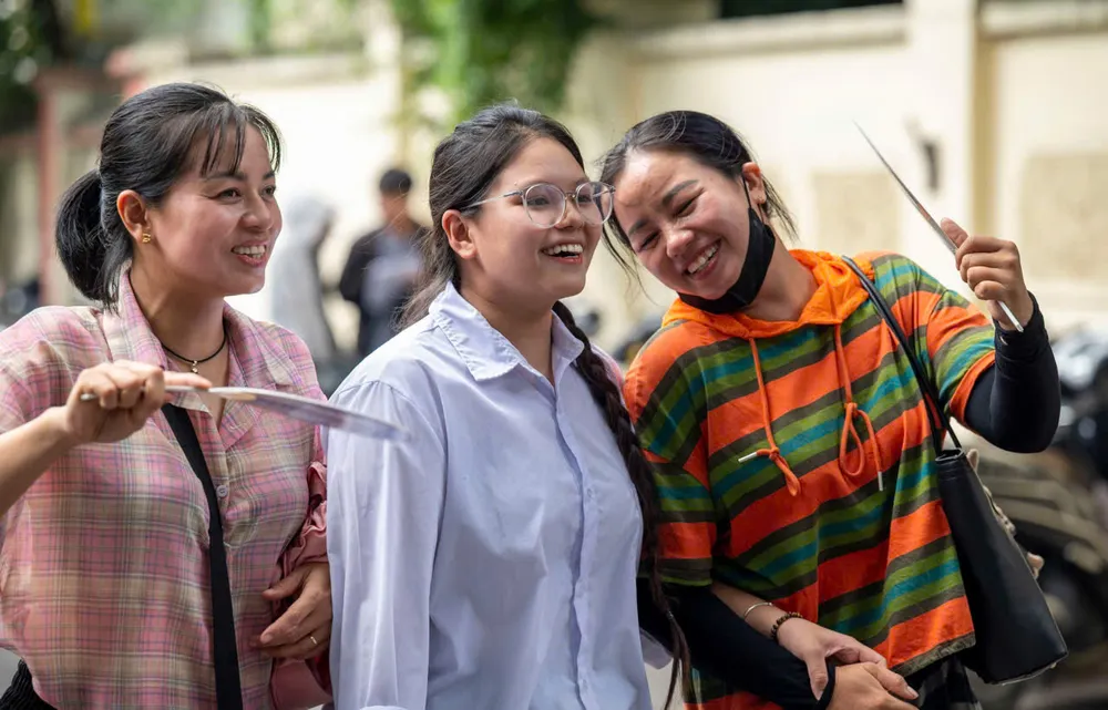 Cha mẹ yêu thương, đồng hành với con ở kỳ thi tốt nghiệp THPT. Ảnh: ĐỖ TRUNG