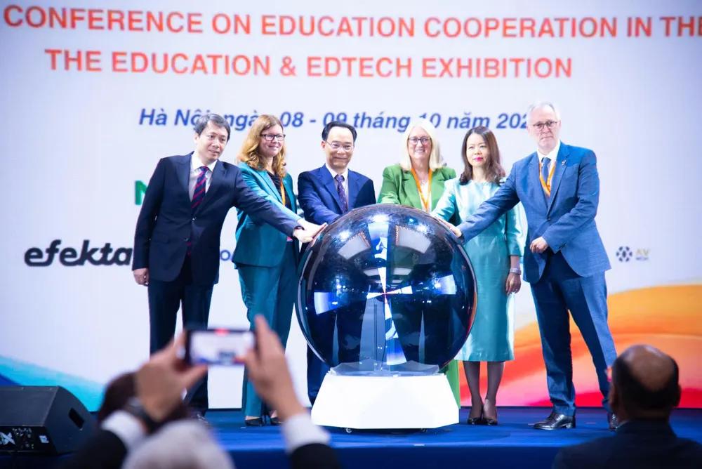 Bộ trưởng Bộ GD-ĐT Hoàng Minh Sơn và các đại biểu khai mạc Triển lãm Giáo dục và Công nghệ giáo dục. Ảnh: NGUYỄN MẠNH