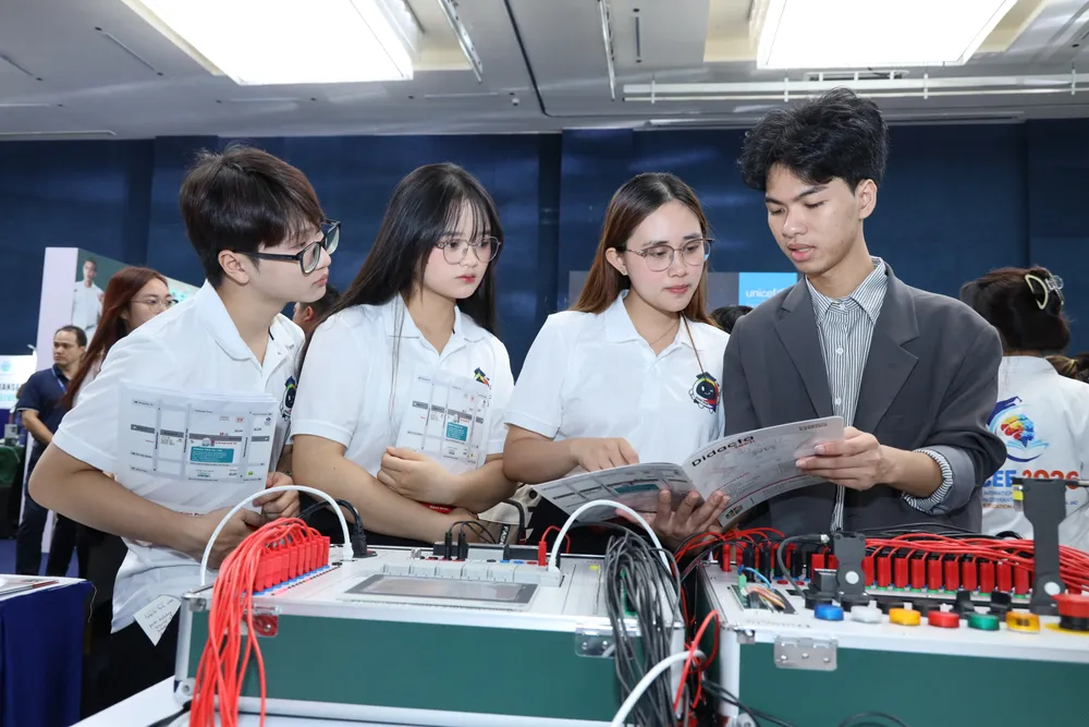Đòi hỏi của doanh nghiệp đối với sinh viên ra trường ngày càng cao. Ảnh: NGUYỄN MẠNH 