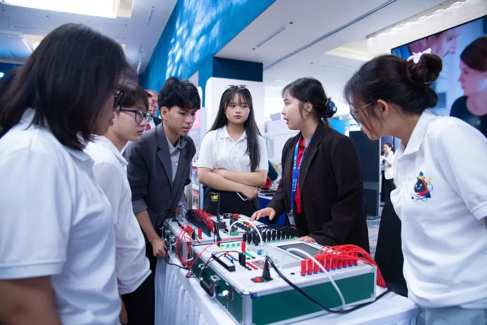 Các đại biểu trao đổi mô hình đào tạo tại Triển lãm Giáo dục và công nghệ giáo dục. Ảnh: NGUYỄN MẠNH