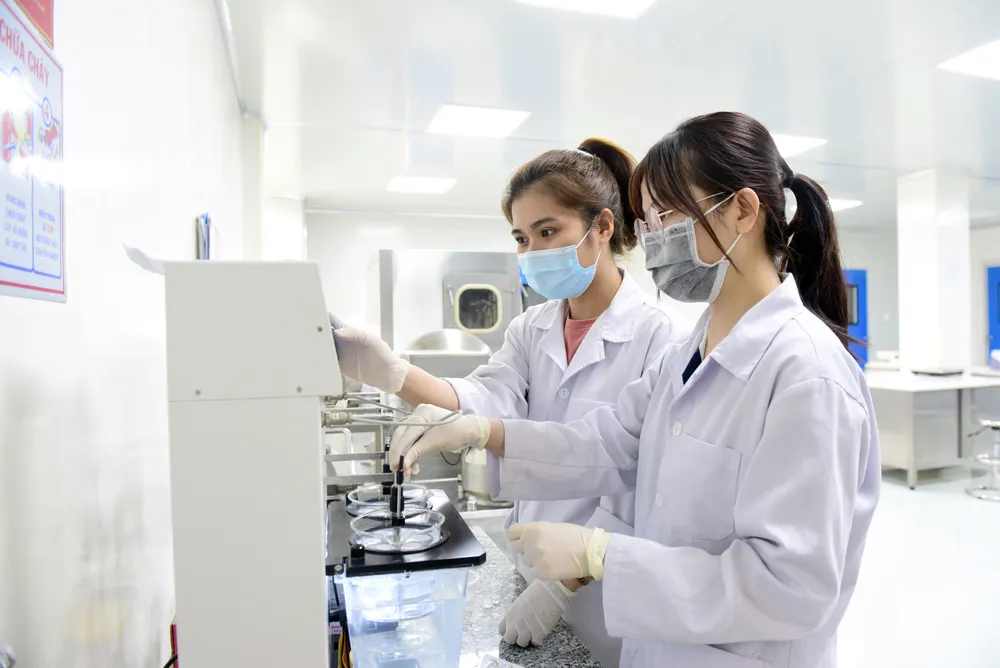 Việt Nam đặt mục tiêu đến năm 2030, 100% cơ sở sản xuất hoạt chất, tá dược đạt chuẩn. Ảnh minh họa