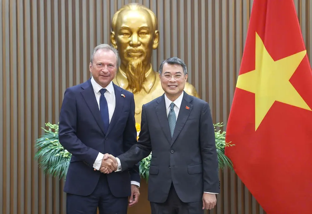 Thủ tướng Lê Minh Hưng tiếp Bộ trưởng Tài chính Luxembourg Gilles Roth, sáng 12-10. Ảnh VIẾT CHUNG.jpg