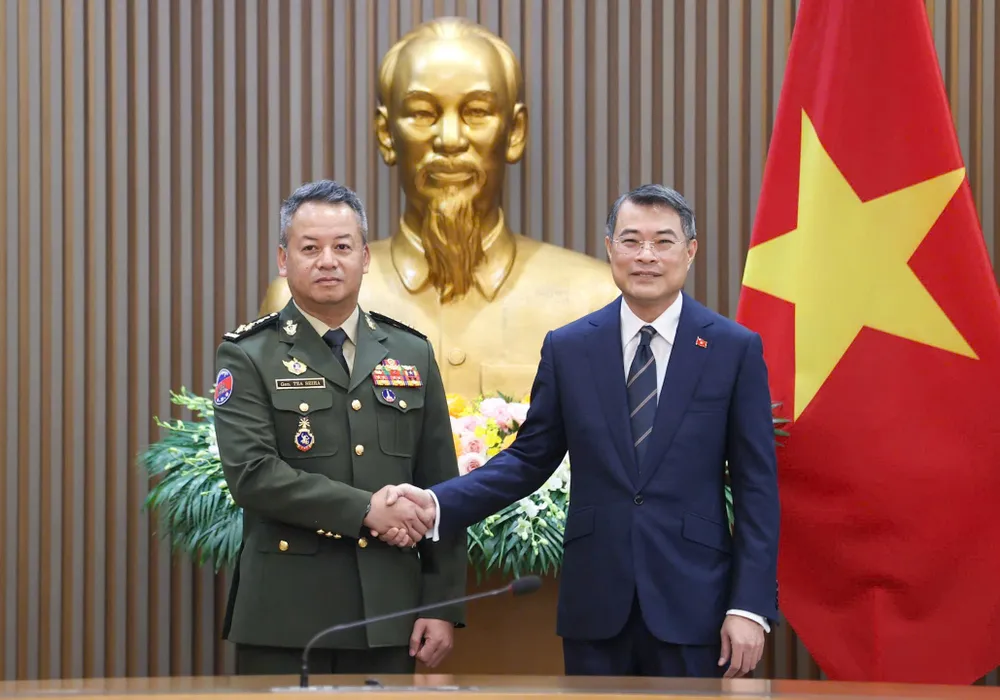 Thủ tướng Lê Minh Hưng tiếp Đại tướng Tea Seiha, Phó Thủ tướng, Bộ trưởng Bộ Quốc phòng Campuchia . Ảnh VIẾT CHUNG.jpg