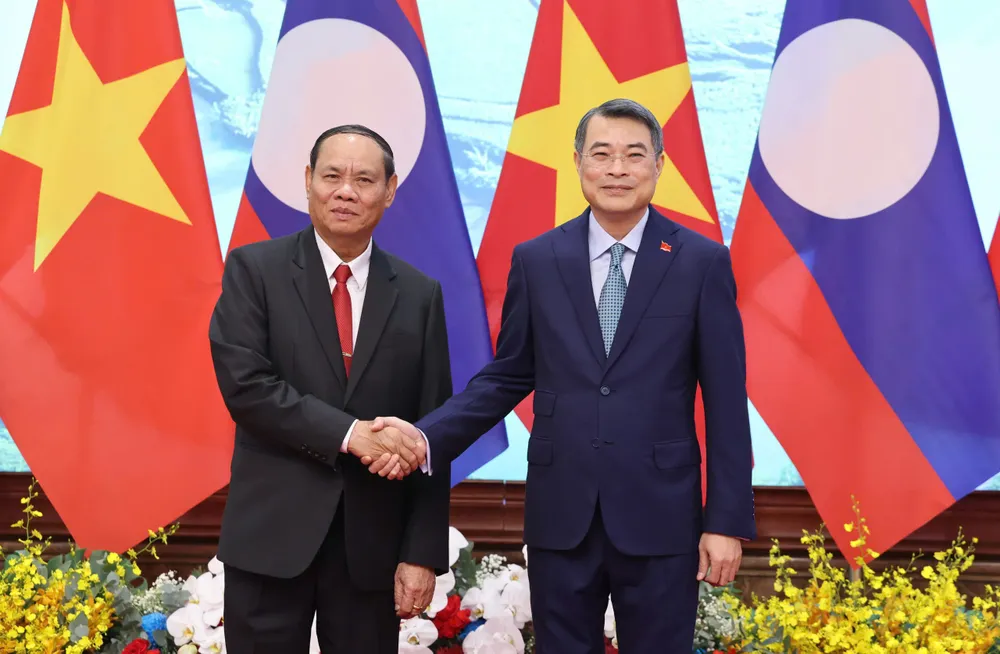 Thủ tướng Lê Minh Hưng và đồng chí Vilay Lakhamfong, Thường trực Ban Bí thư Trung ương Đảng Nhân dân Cách mạng Lào. Ảnh: QUANG PHÚC