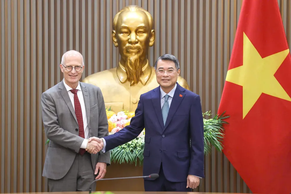 Thủ tướng Lê Minh Hưng tiếp ông Peter Tschentscher, Thủ hiến kiêm Thị trưởng thứ nhất thành phố Hamburg, Đức, chiều 14-10.jpg