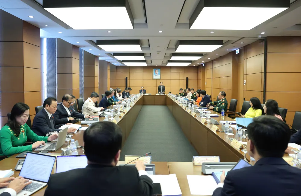 Đoàn đại biểu Quốc hội TPHCM thảo luận tại tổ, sáng 17-10. Ảnh QUANG PHÚC.jpg