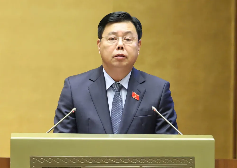 Bộ trưởng Bộ Nội vụ Nguyễn Tiến Hải trình bày tờ trình về dự án Luật sửa đổi, bổ sung một số điều của Luật Bảo hiểm xã hội, sáng 21-10. Ảnh: QUANG PHÚC