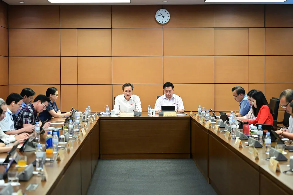 Các đại biểu Quốc hội đoàn Hưng Yên và Tây Ninh thảo luận tại tổ sáng 21-10. Ảnh ĐỖ TRUNG