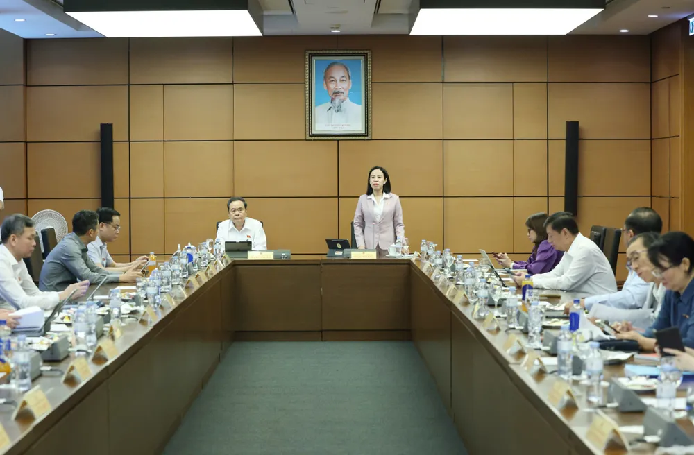 Đoàn đại biểu Quốc hội TPHCM thảo luận tại tổ, sáng 21-10. Ảnh QUANG PHÚC.jpg
