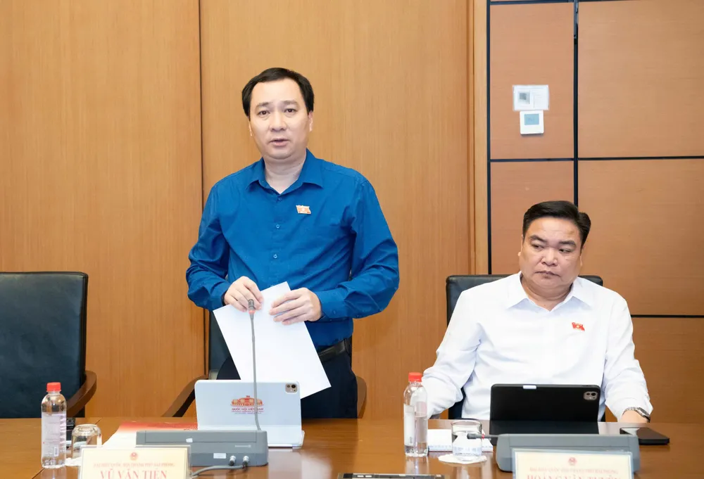 Bộ trưởng Bộ Tài chính Ngô Văn Tuấn trình bày tờ trình về các dự án luật, sáng 23-10. Ảnh QUANG PHÚC.jpg