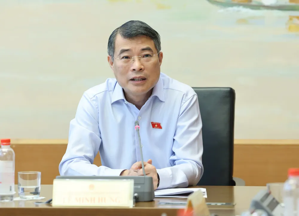 Bộ trưởng Bộ Tài chính Ngô Văn Tuấn trình bày tờ trình về các dự án luật, sáng 23-10. Ảnh QUANG PHÚC.jpg