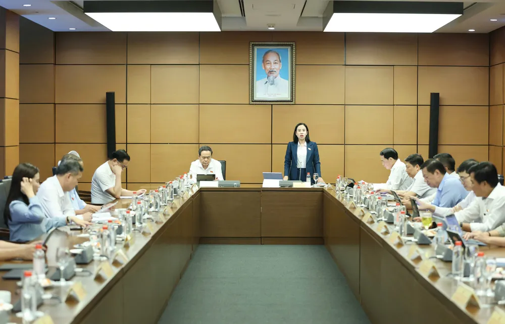 Bộ trưởng Bộ Tài chính Ngô Văn Tuấn trình bày tờ trình về các dự án luật, sáng 23-10. Ảnh QUANG PHÚC.jpg