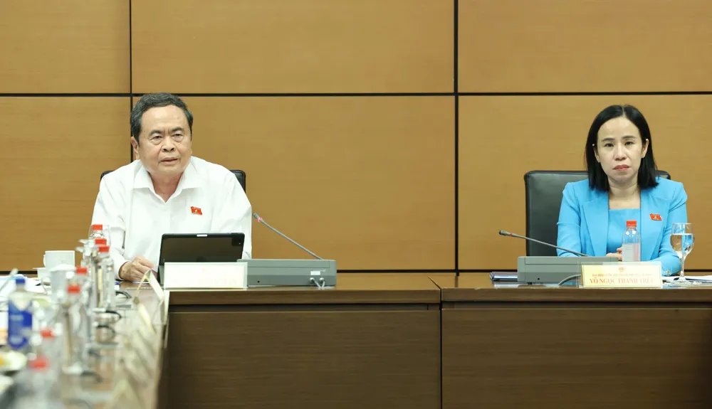 Bộ trưởng Bộ Tài chính Ngô Văn Tuấn trình bày tờ trình về các dự án luật, sáng 23-10. Ảnh QUANG PHÚC.jpg
