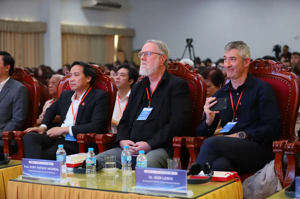 các đại biểu dự hội thaot 2.jpg