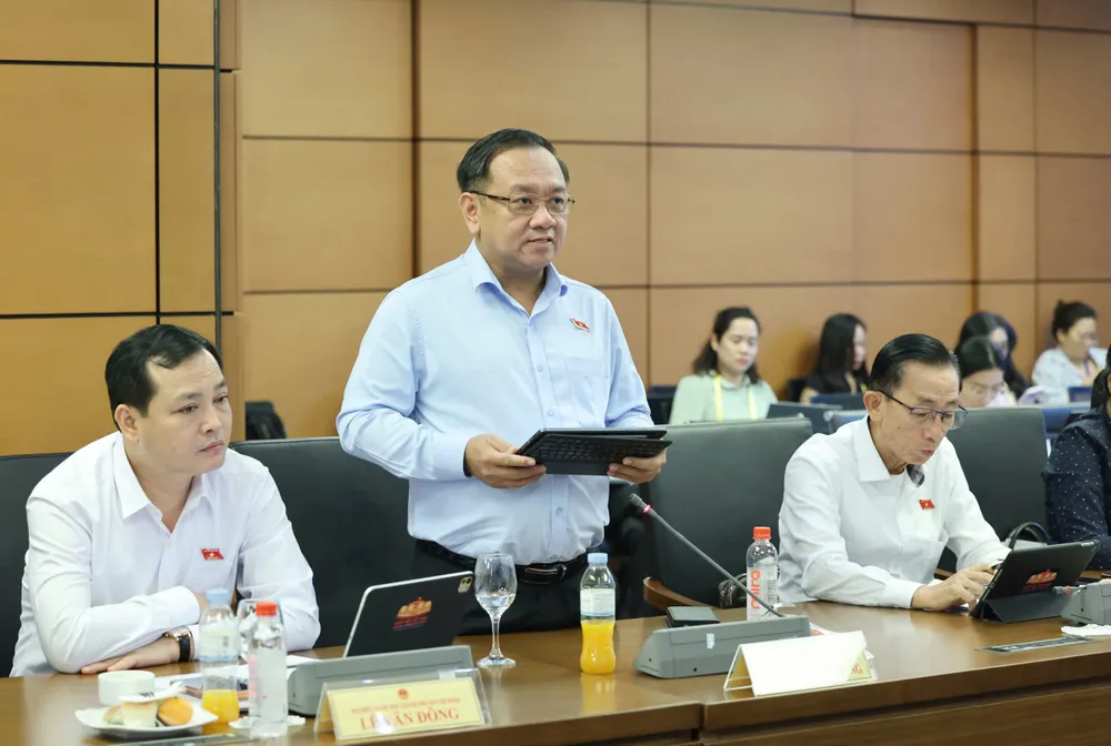 Đại biểu Nguyễn Thành Trung (Đoàn TPHCM) phát biểu tại phiên thảo luận tổ, sáng 23-10..jpg