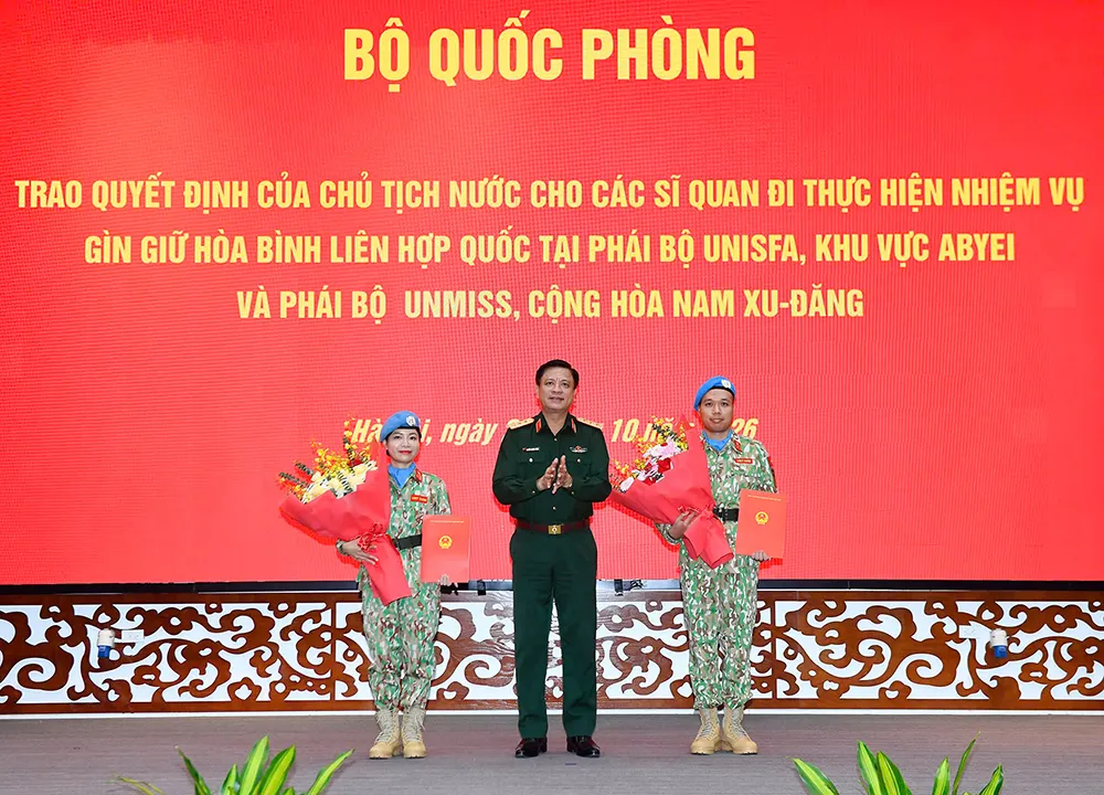 Thượng tướng Nguyễn Trường Thắng trao Quyết định của Chủ tịch nước cho 2 sĩ quan lên đường thực hiện nhiệm vụ GGHB Liên hợp quốc. Ảnh: Bộ Quốc phòng