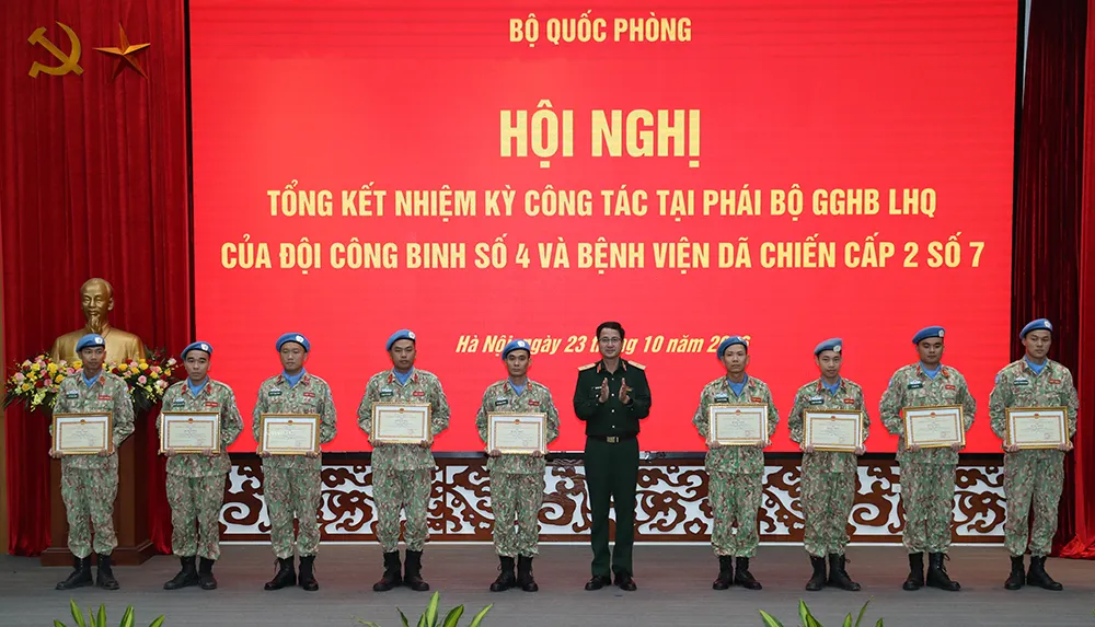 Thừa ủy quyền của Thủ trưởng Bộ Tổng Tham mưu, Thiếu tướng Phạm Mạnh Thắng trao Bằng khen của Bộ Tổng Tham mưu tặng các tập thể, cá nhân có thành tích xuất sắc trong thực hiện nhiệm vụ GGHB Liên hợp quốc..jpg