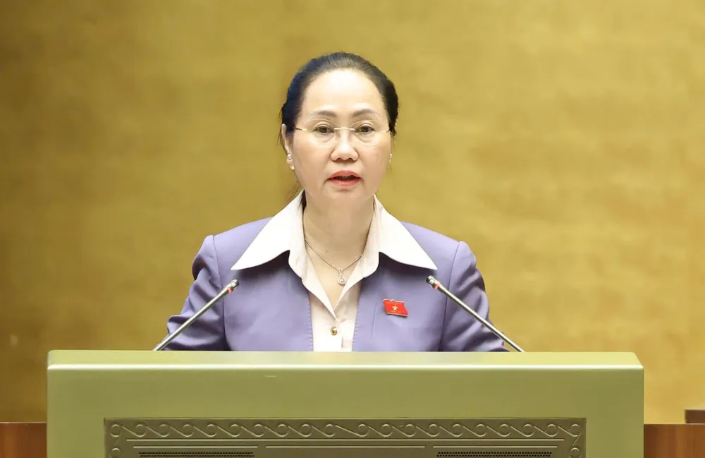 Bộ trưởng Bộ VH-TT-DL Lâm Thị Phương Thanh trình bày tờ trình về dự án Luật Phát triển công nghiệp văn hóa, sáng 24-10. Ảnh: QUANG PHÚC