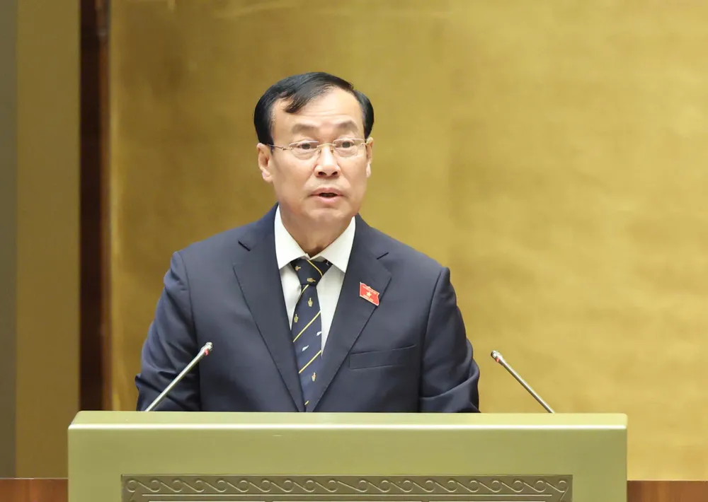 Chủ nhiệm Ủy ban Quốc phòng, An ninh và Đối ngoại của Quốc hội Lê Tấn Tới trình bày báo cáo thẩm tra. Ảnh: QUANG PHÚC