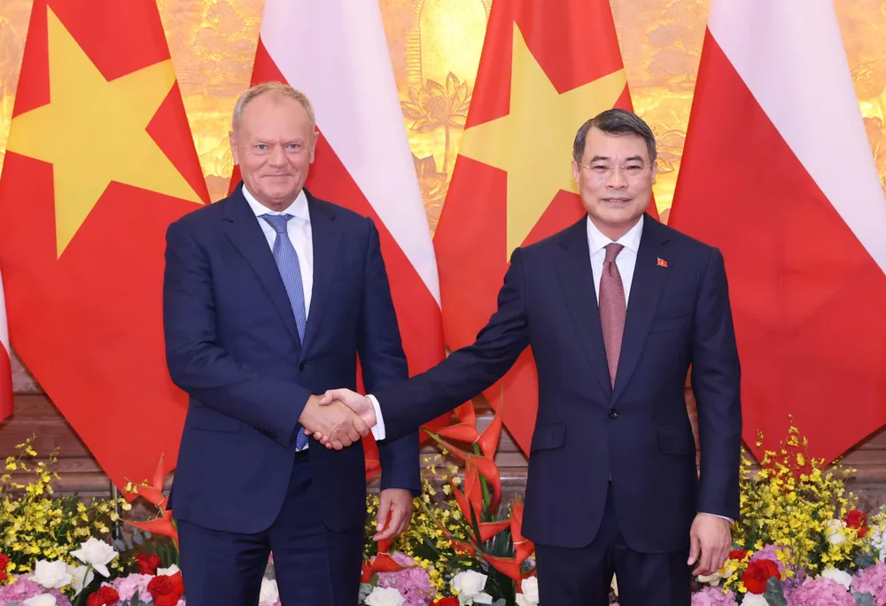 Thủ tướng Lê Minh Hưng và Thủ tướng Donald Tusk, sáng 26-10. Ảnh: QUANG PHÚC