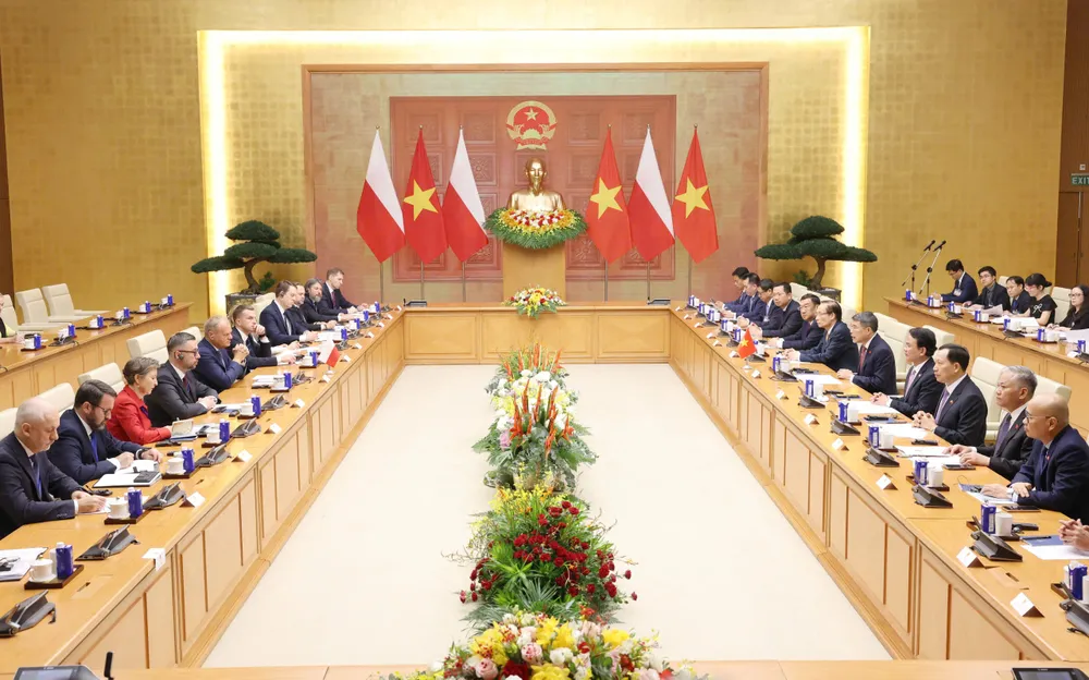 Thủ tướng Lê Minh Hưng hội đàm với Thủ tướng Donald Tusk, sáng 26-10. Ảnh QUANG PHÚC.jpg