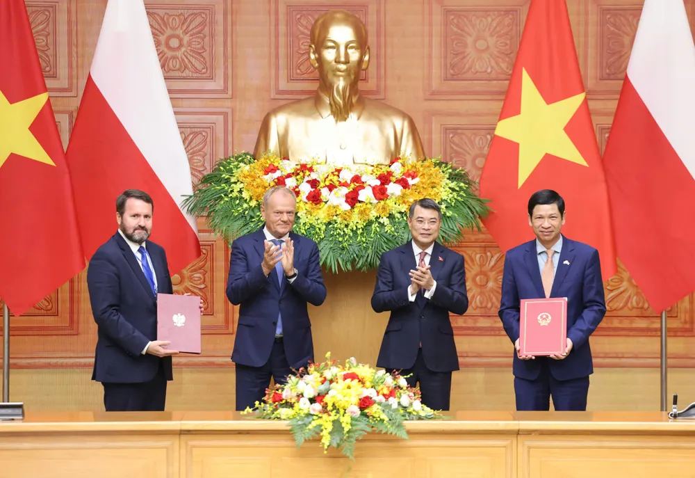 Thủ tướng Lê Minh Hưng và Thủ tướng Donald Tusk chứng kiến lễ trao văn kiện hợp tác giữa hai nước sau khi tiến hành hội đàm, sáng 26-10..jpg