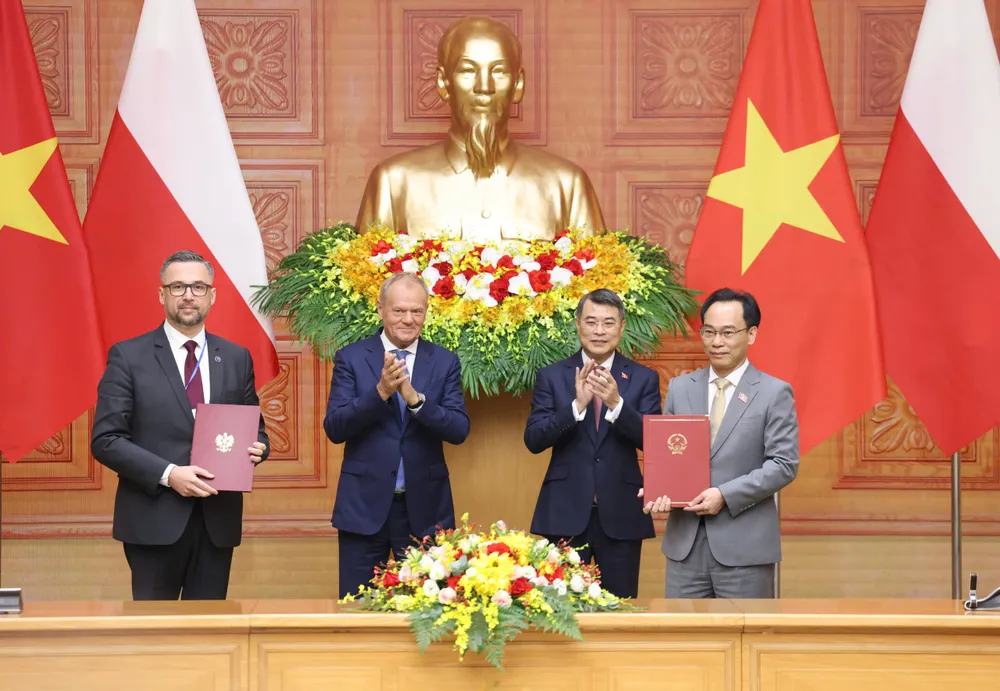 Thủ tướng Lê Minh Hưng và Thủ tướng Donald Tusk chứng kiến lễ trao văn kiện hợp tác giữa hai nước sau khi tiến hành hội đàm, sáng 26-10. Ảnh QUANG PHÚC.jpg